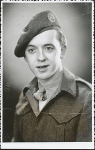 876443 Portret van Johannes Hendrikus ('Joop') de Winter, afkomstig uit Wijk C te Utrecht, in militair uniform.N.B. ...